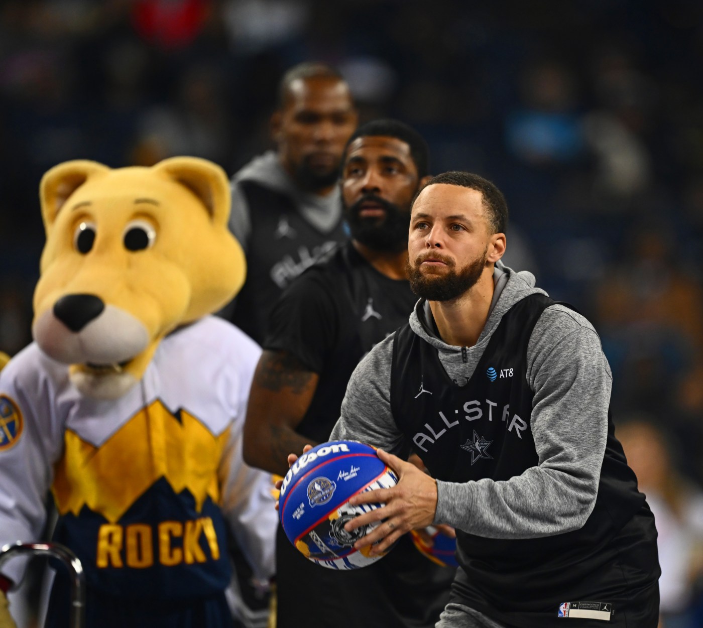 Stephen Curry keeps busy as unofficial host of NBA All-Star weekend