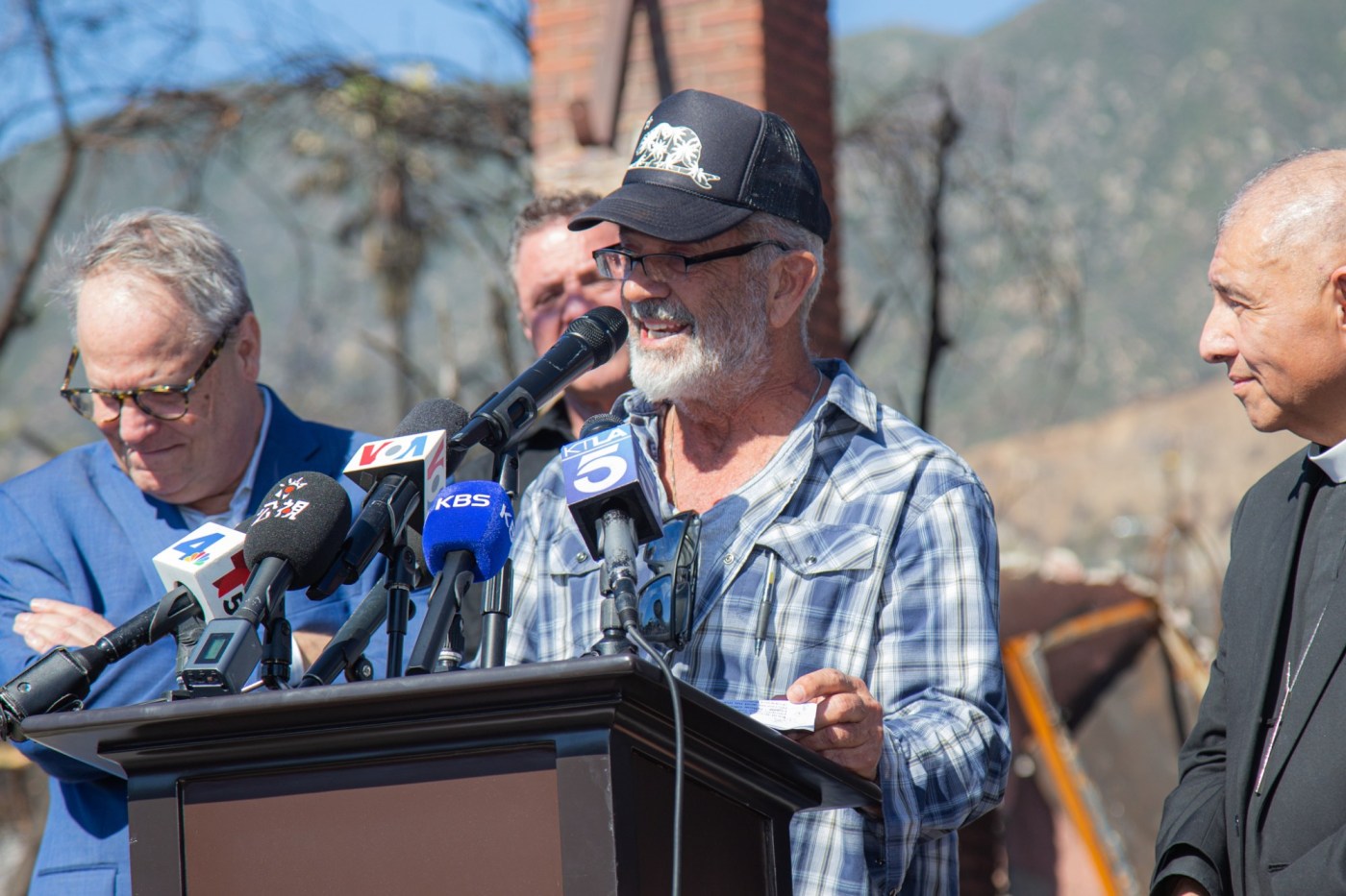 Amid the Eaton fire rubble, actor Mel Gibson stumps for recall effort against Gov. Gavin Newsom