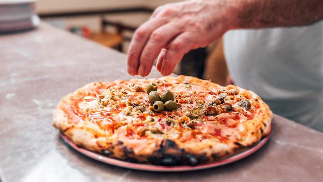 Must-have pizza stones for home chefs