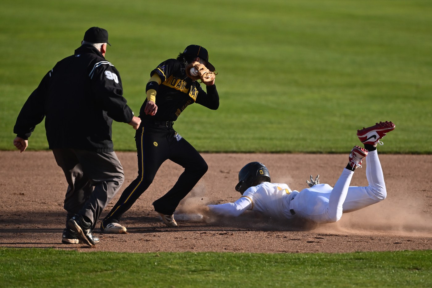 ‘It’s a beautiful thing’: Oakland’s top baseball schools show out at inaugural Bip Roberts Classic