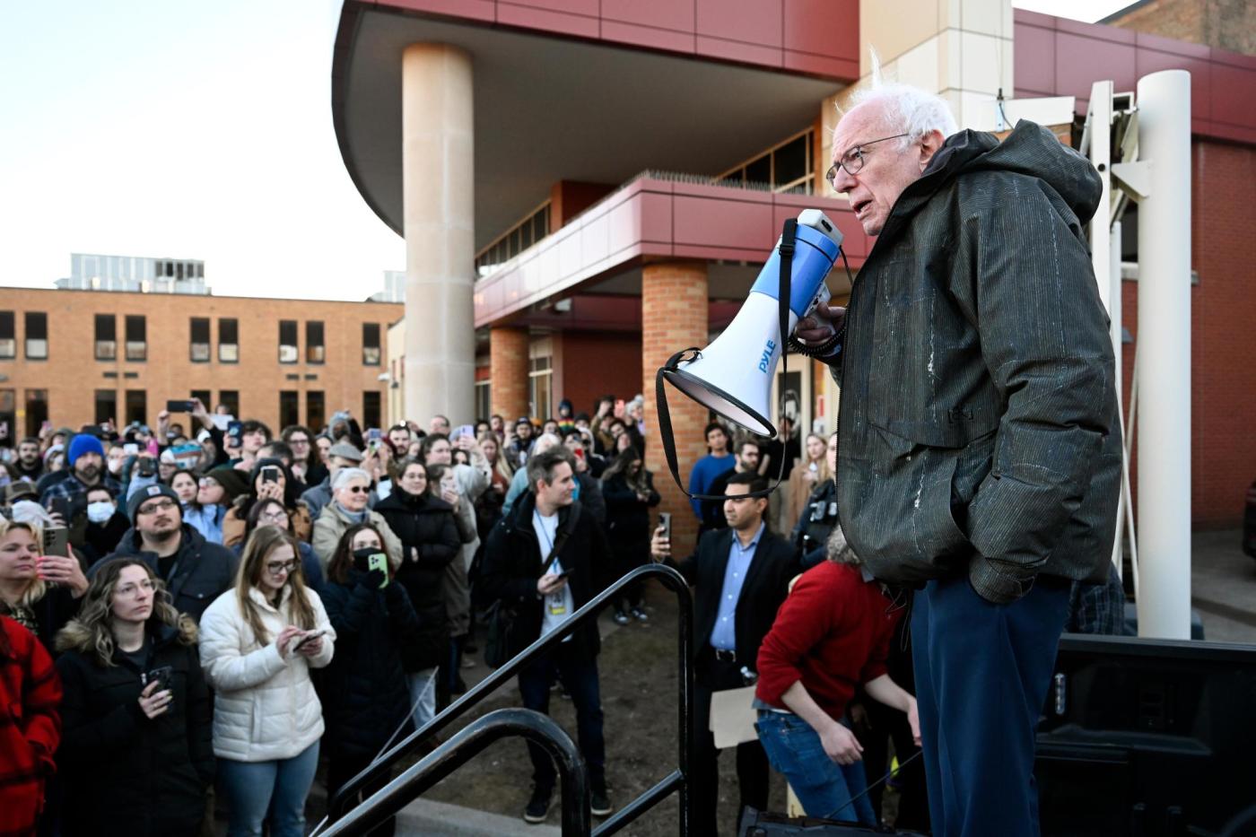 Drawing huge crowds, Bernie Sanders steps into leadership of the anti-Trump resistance