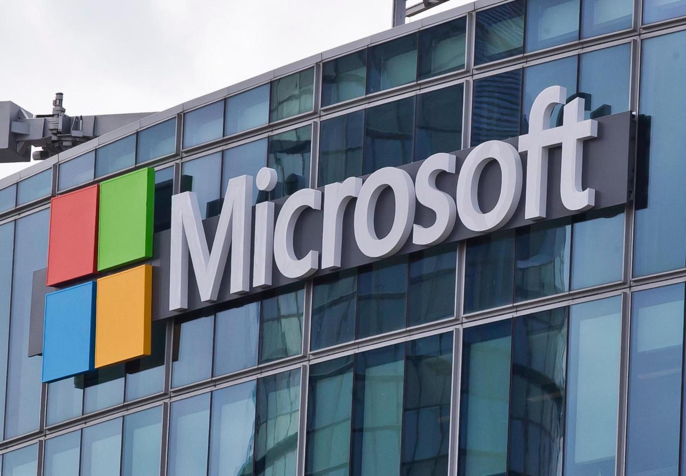 Thousands report outage affecting Microsoft services like Outlook