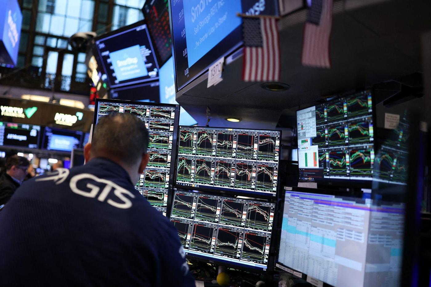 Stocks tumble and dollar weakens as recession fears grip Wall Street