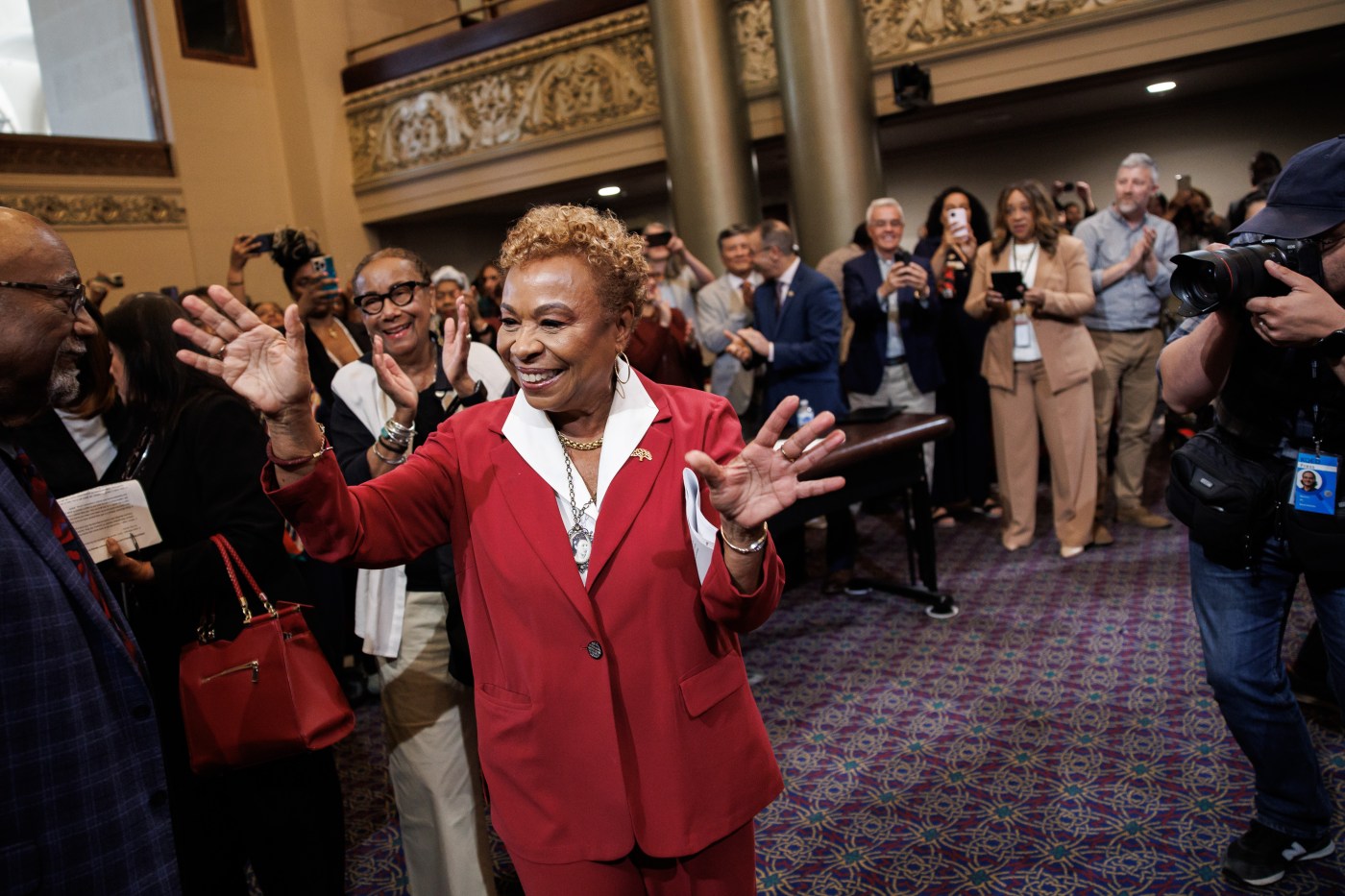 Barbara Lee, sworn in as Oakland’s mayor, promises a ‘government you can trust’