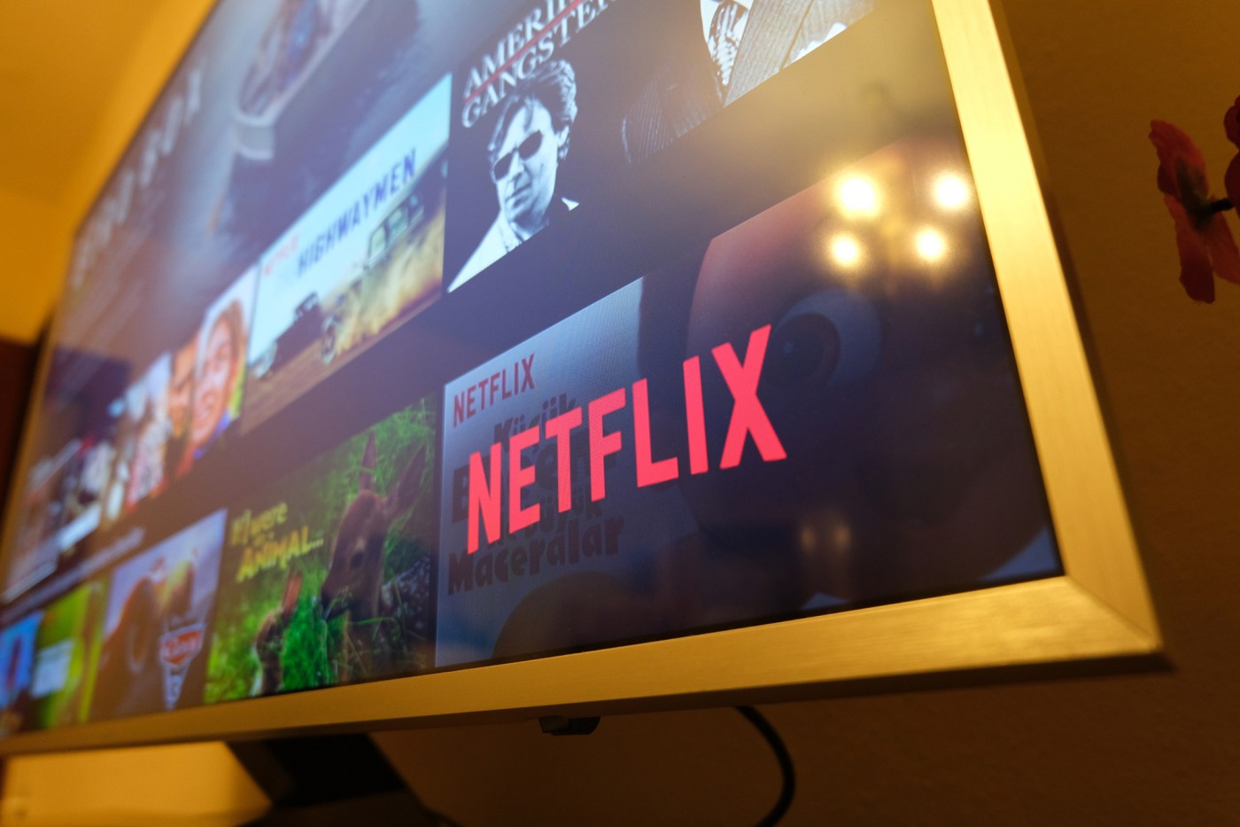 Netflix redesigns service for games and live programming