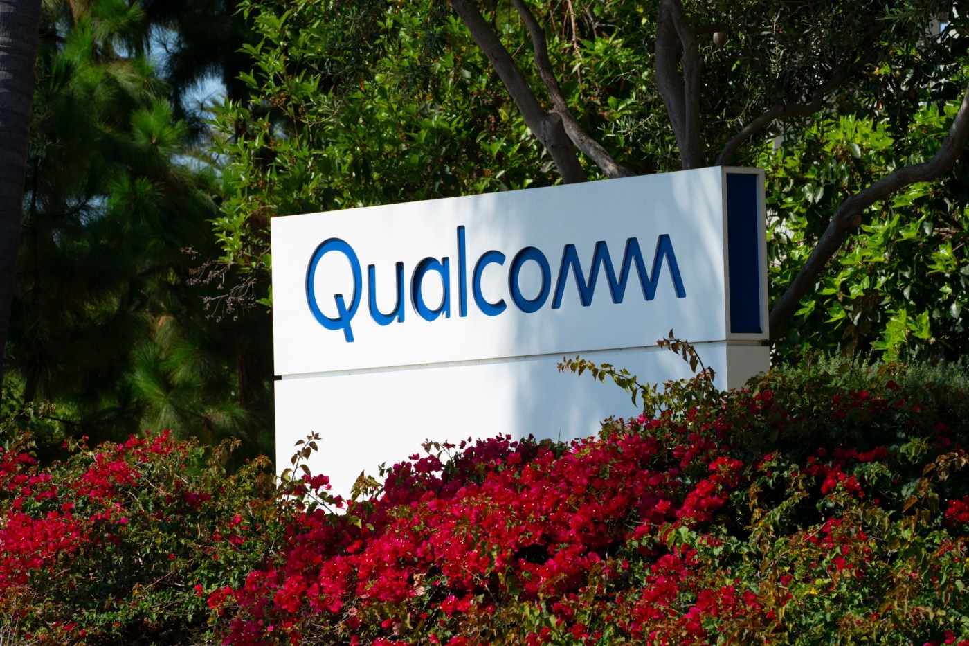 Qualcomm falls after tepid forecast renews tariff concerns