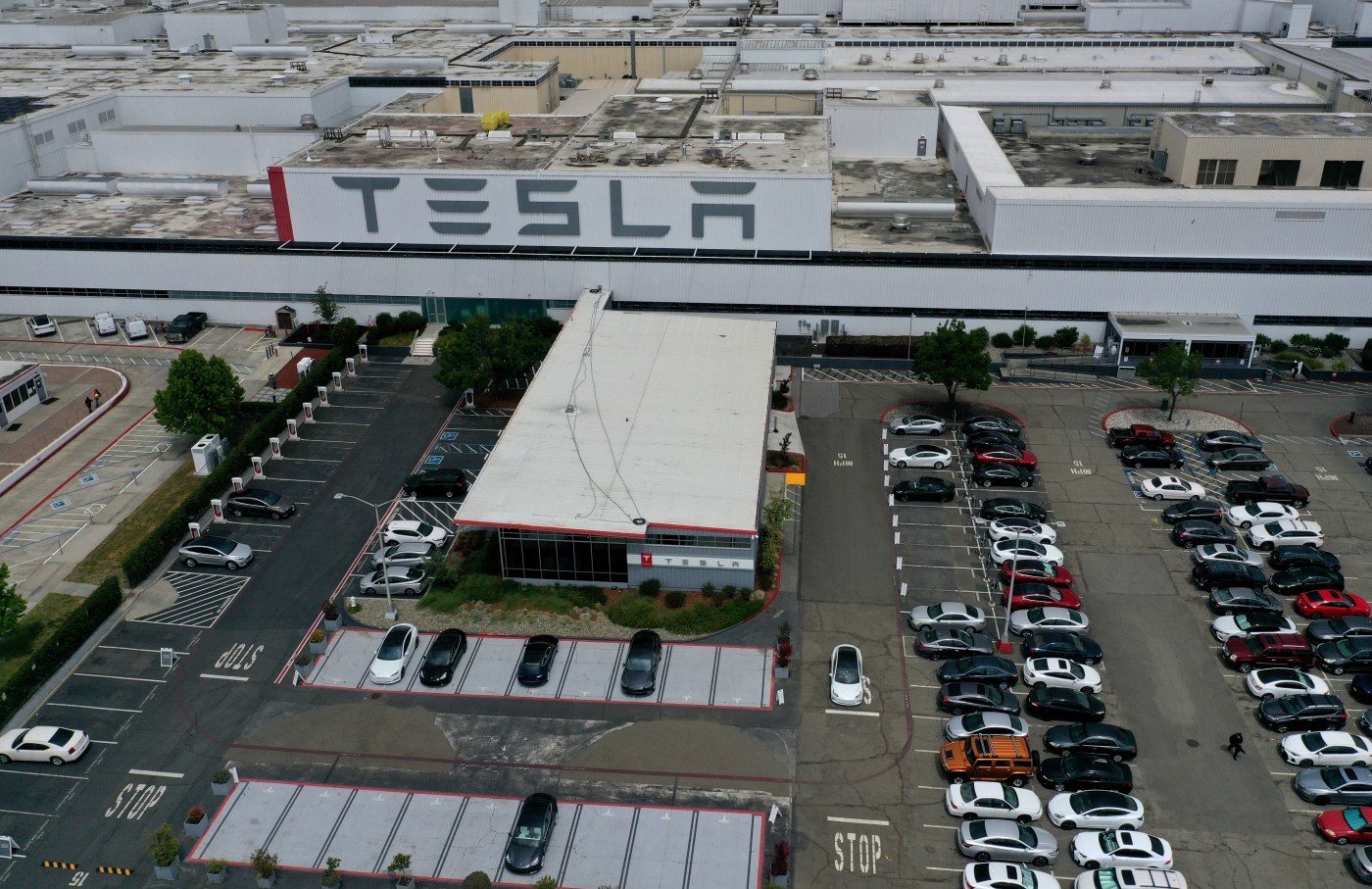 Man tried ramming cars near Tesla plant in Range Rover loaded with pressure cooker, police say