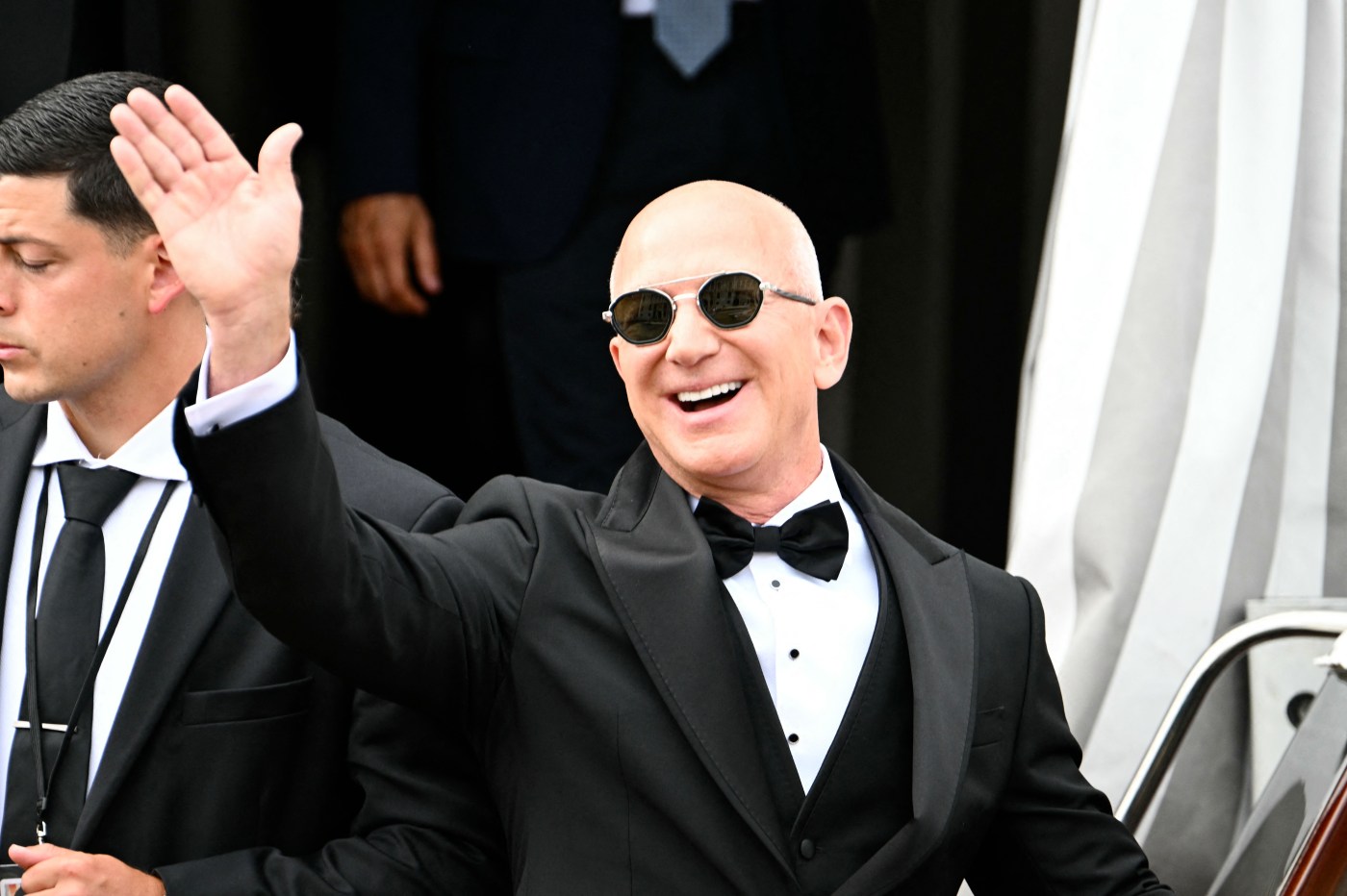 Jeff Bezos ‘really’ wanted Trump at his wedding — but what would Oprah do?