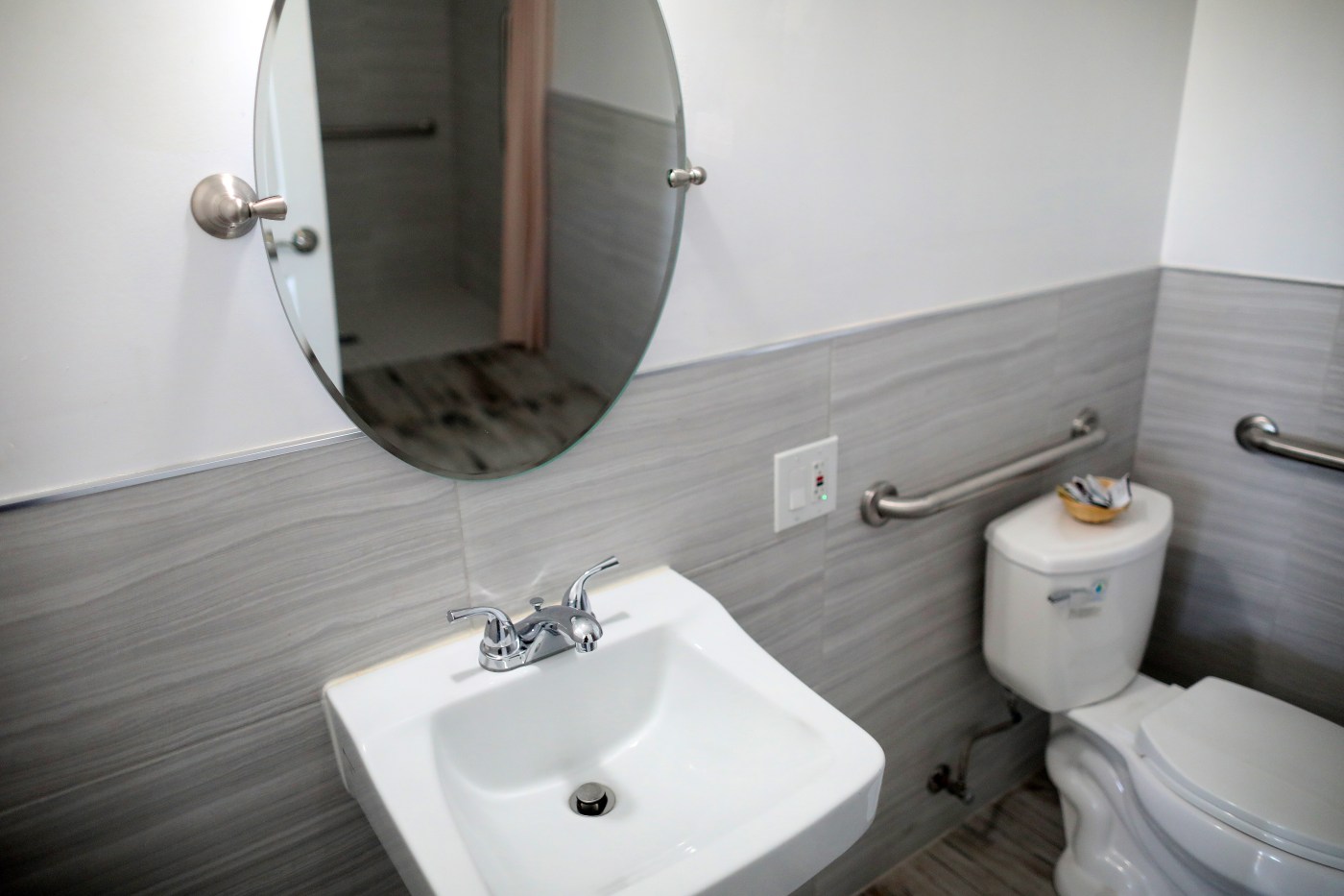 Oakland man charged with pimping in undercover hotel sting