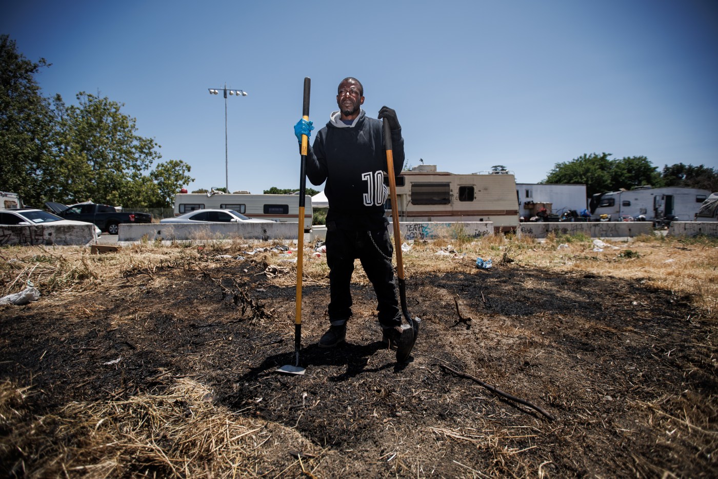 As brush fire races toward San Jose homeless encampment, residents dig a fire line