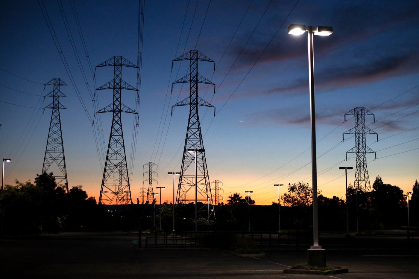 PG&E: hundreds get power back, a dozen still without this weekend