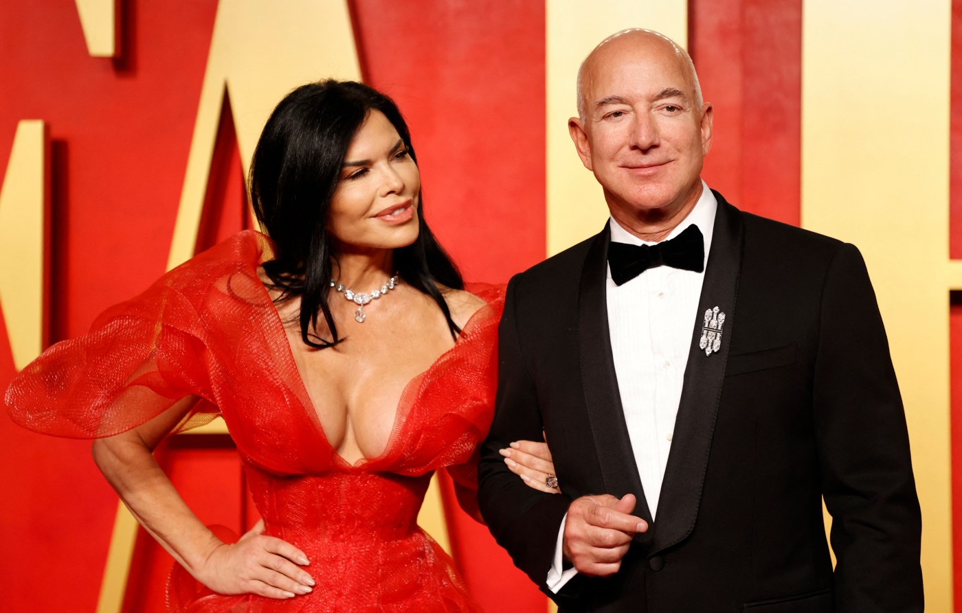 Nearly 100 private jets flying guests to Bezos-Sanchez wedding: report
