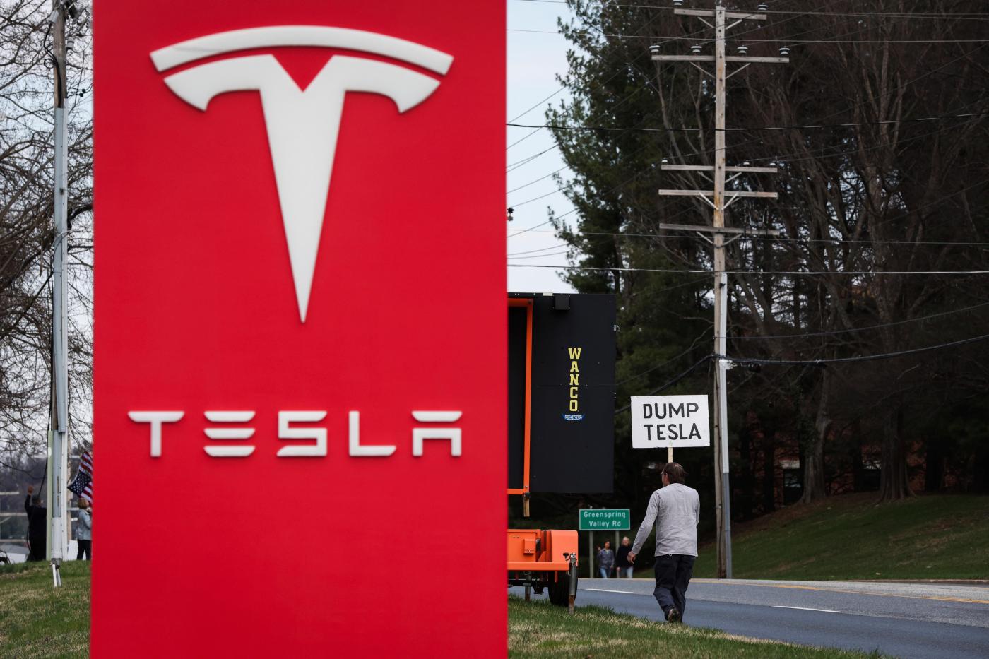 Tesla’s China shipments extend slump, bucking broader sales boom