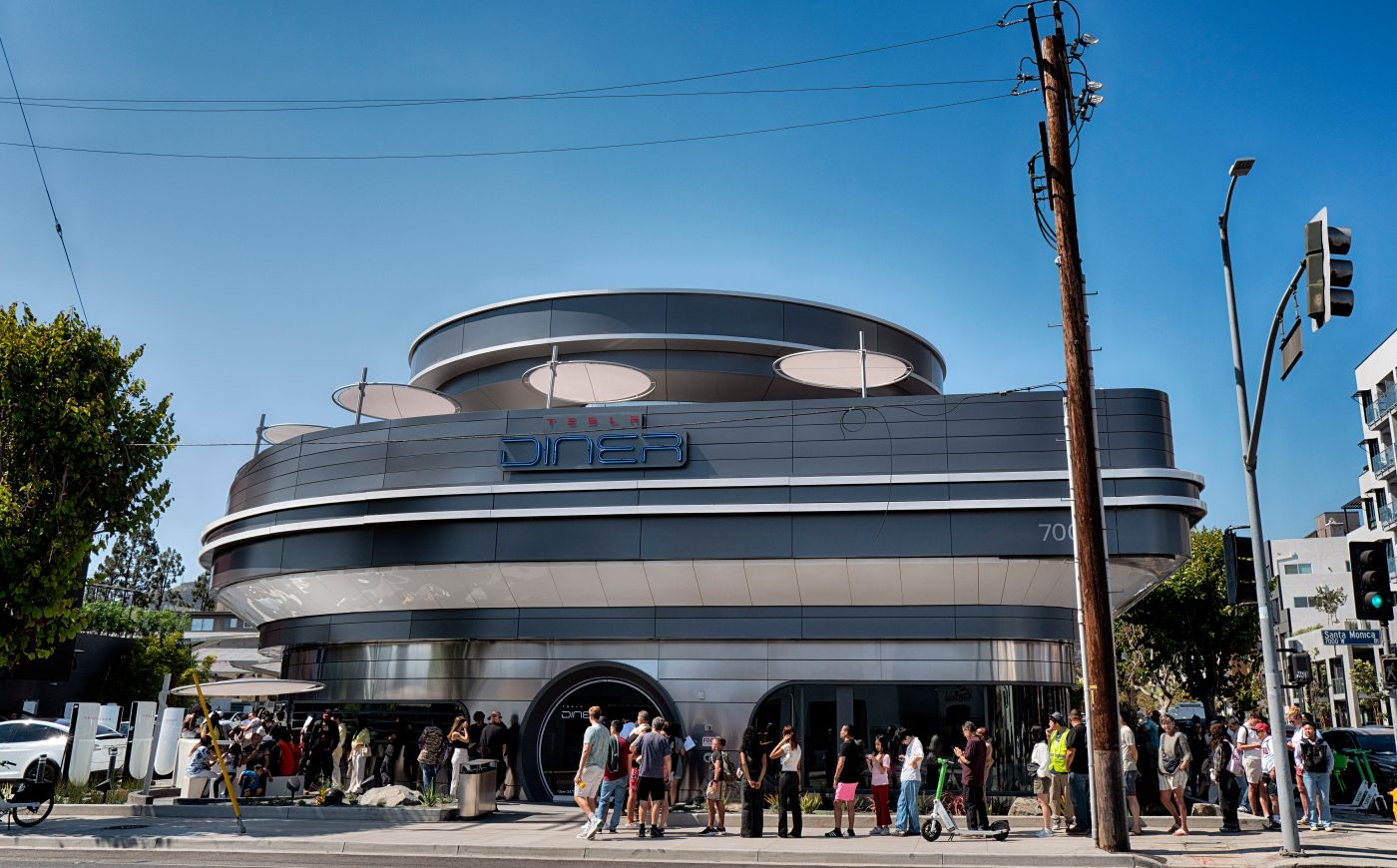 Review: Giving the new Tesla Diner in Los Angeles a test drive