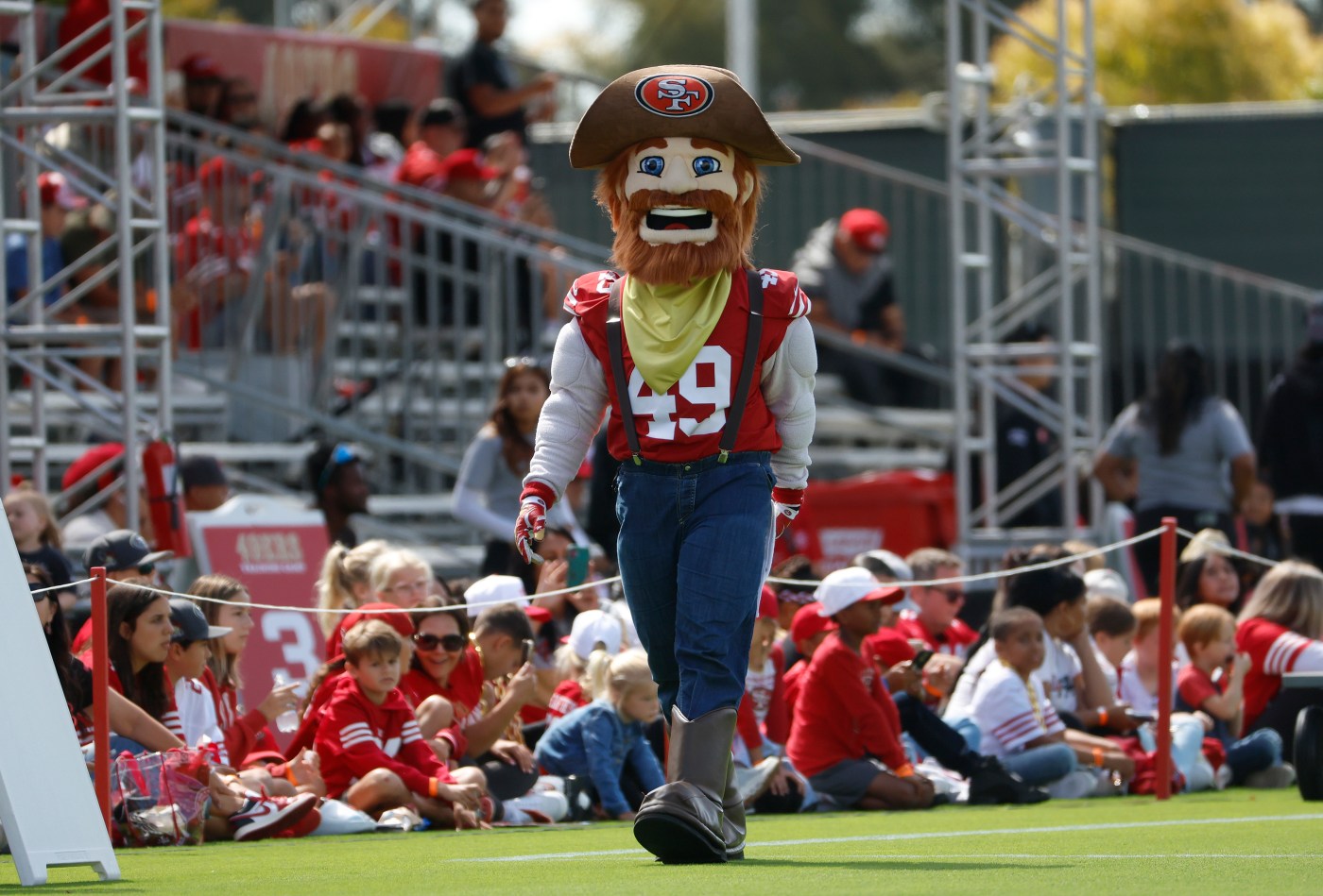 Nothing but good vibrations at 49ers training camp, in contrast to 2024