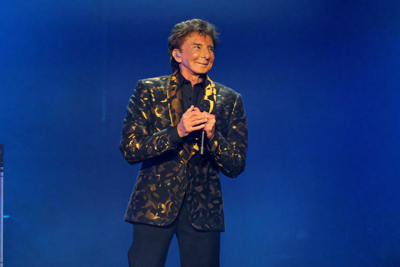 Pop superstar gives it his all for ‘fanilows’ in Oakland