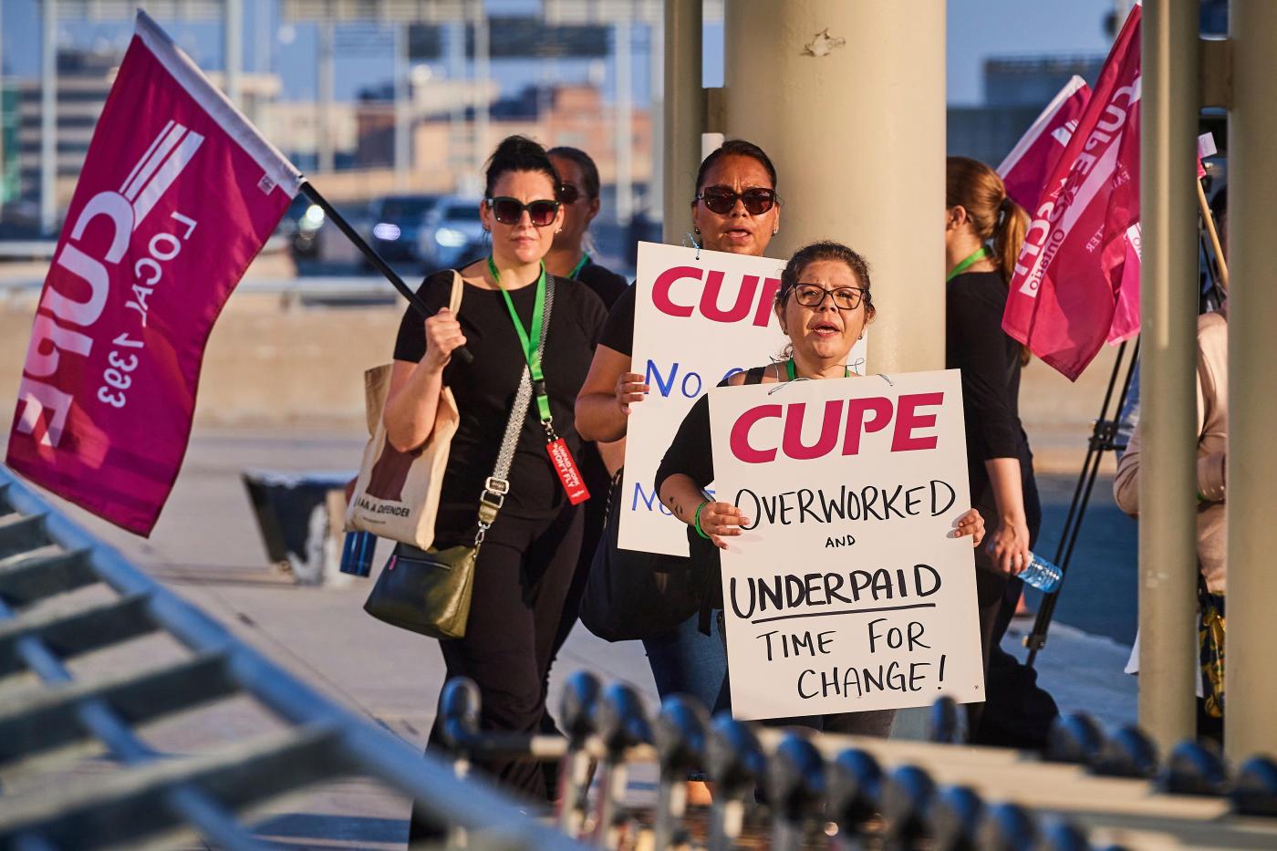 Government forces Air Canada and flight attendants back to work and into arbitration