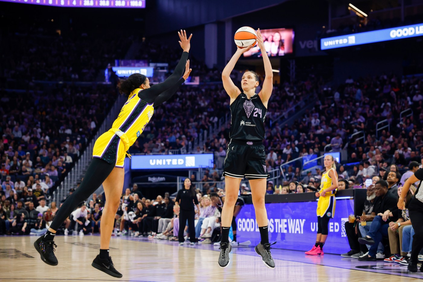 Valkyries capture season series over Sparks as Zandalasini, Burton shine