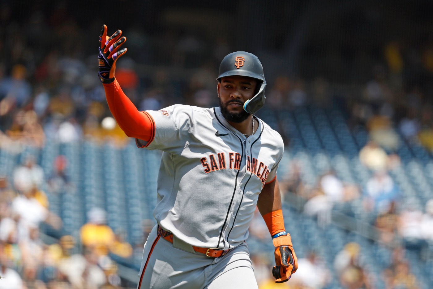 SF Giants take series from Pirates as Encarnacion homers, leaves with injury