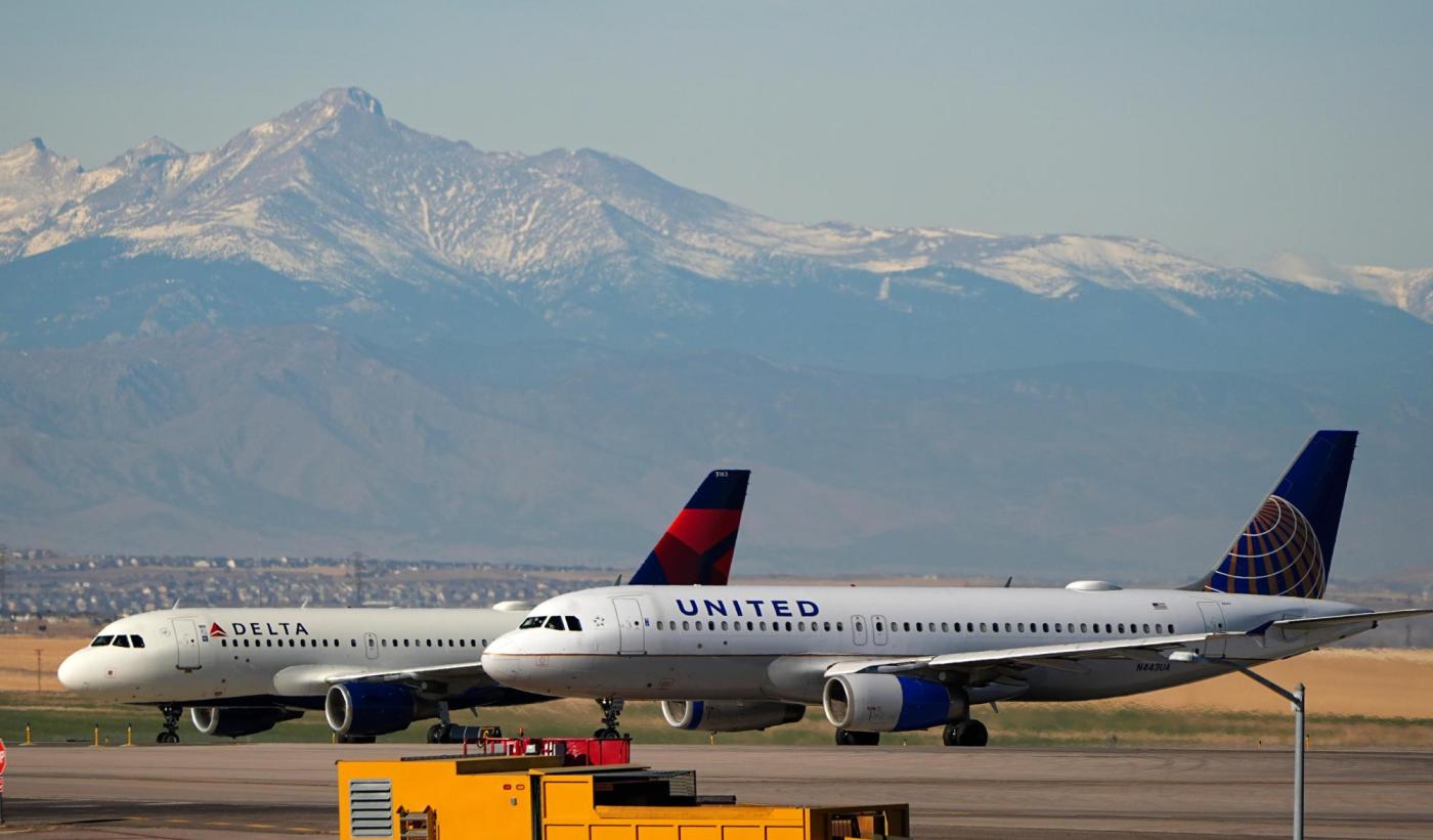 Passengers sue United and Delta for selling ‘window’ seats next to blank walls