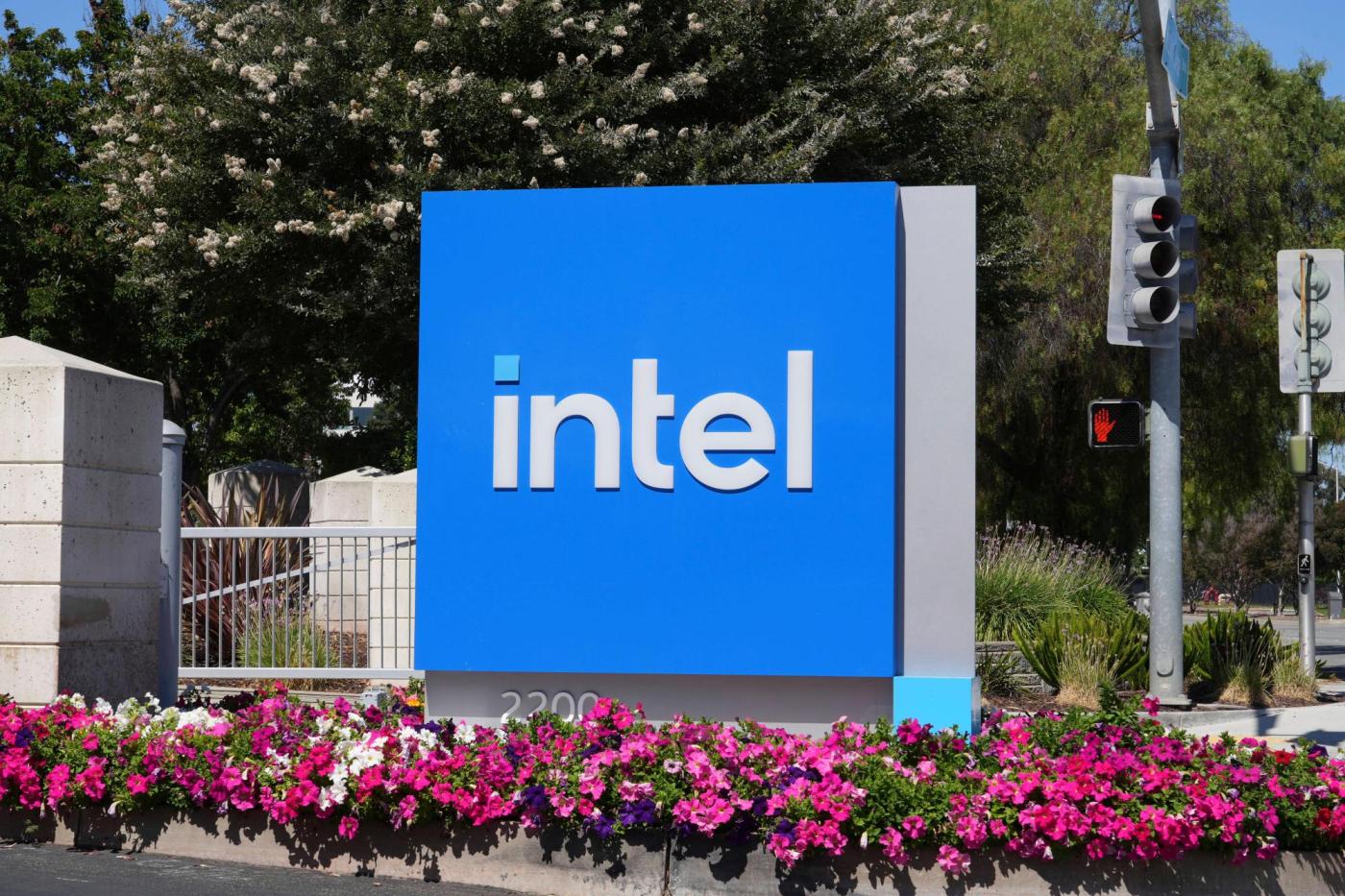 Intel agrees to give US a 10% stake in company, Trump says