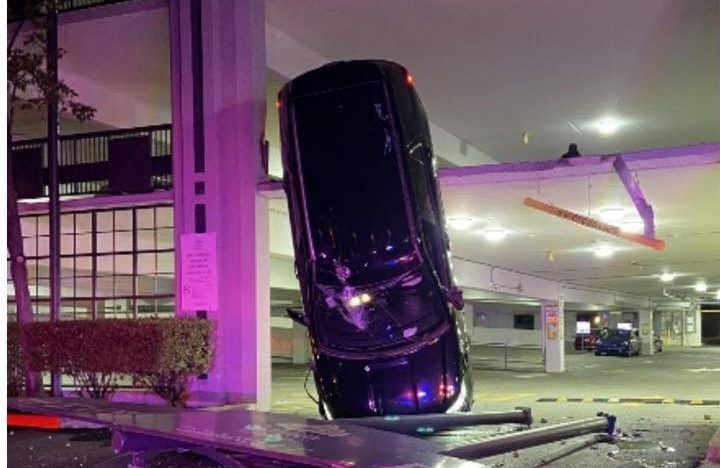 In suspected DUI, car plummets off second floor of East Bay parking garage
