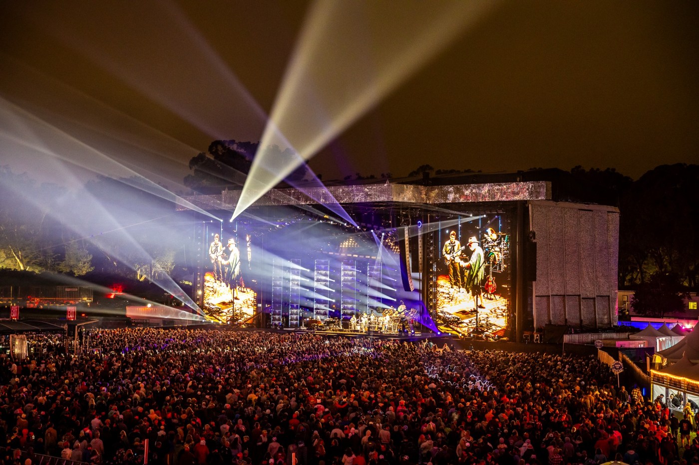 Review: Here’s why 50,000 Grateful Dead fans were smiling on Friday