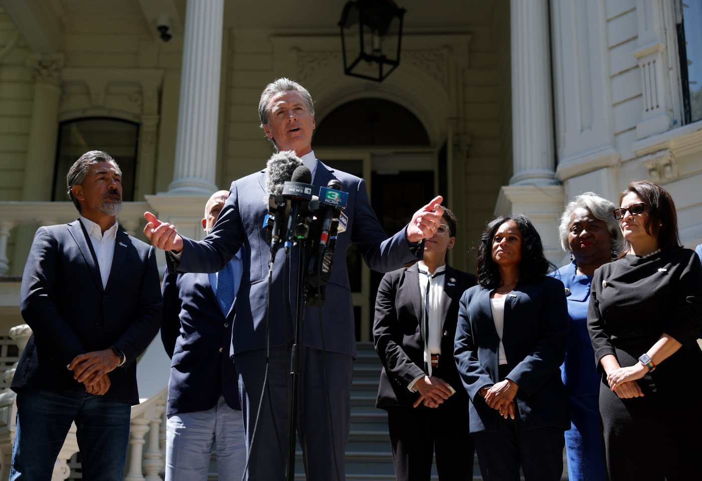 Skelton: Newsom, Democrats must bring all California’s weapons to Texas gunfight