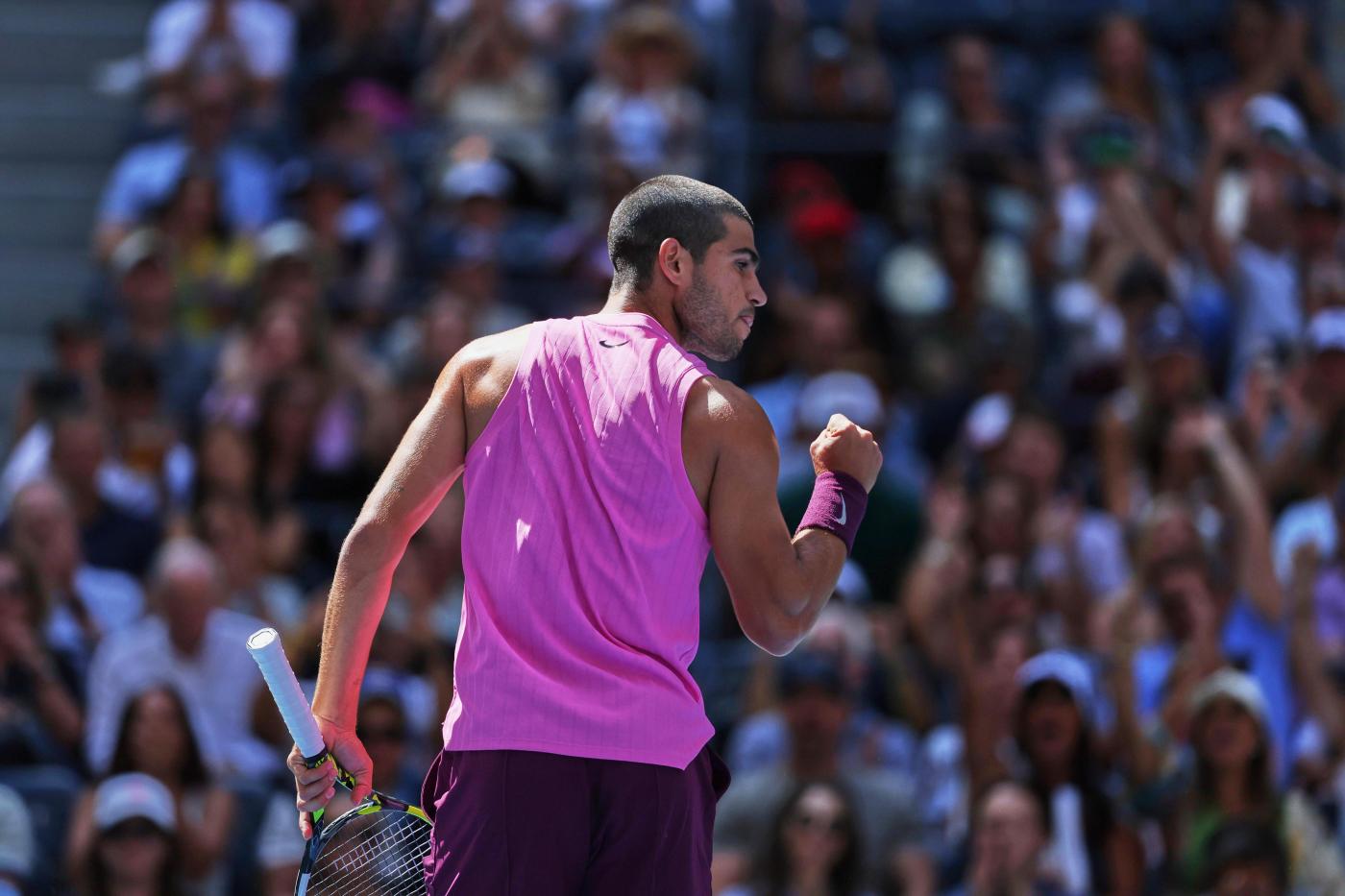 Carlos Alcaraz’s behind-the-back shot helps him reach US Open quarterfinals
