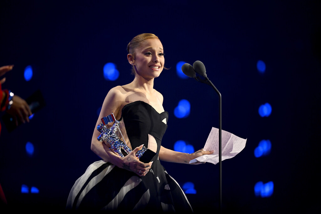 Additional Ariana Grande show added in Oakland