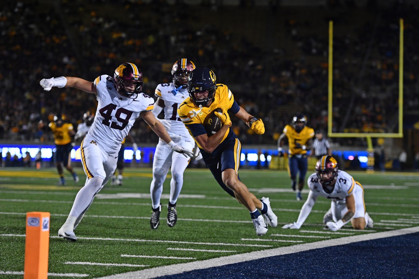 Cal slows Minnesota offense, Sagapolutele throws 3 TDs in win