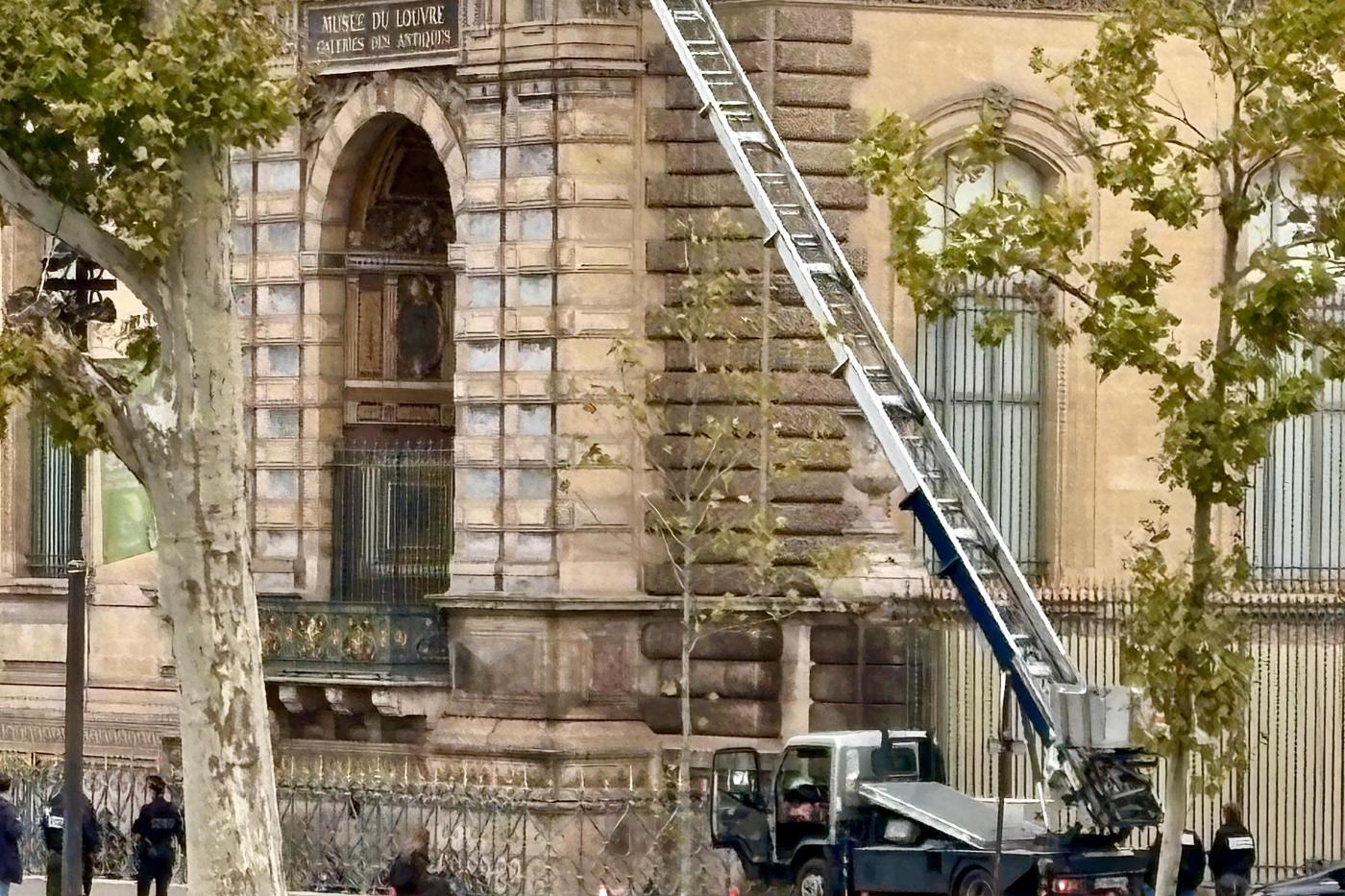 Louvre heist: Crown jewels stolen in 4-minute daytime raid