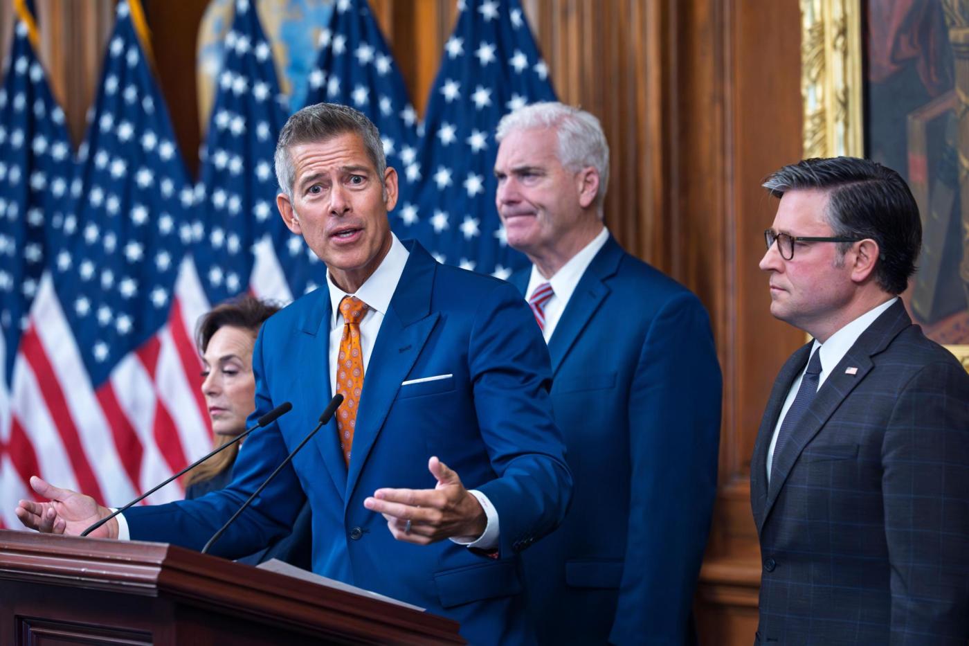 Transportation secretary says he will pull $160 million from California over noncitizen truck licenses