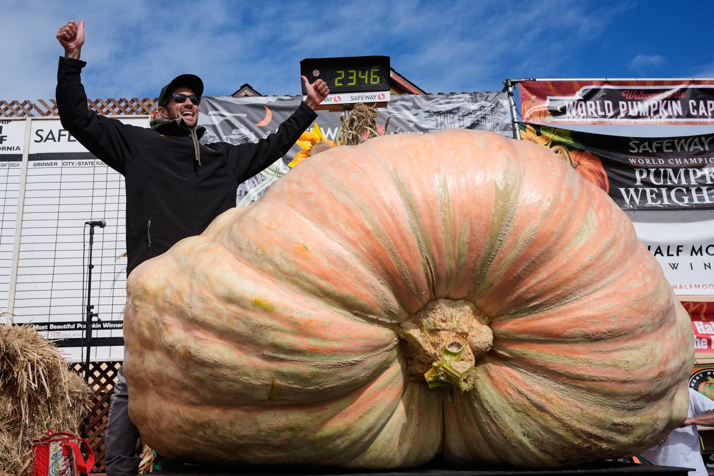 At Half Moon Bay pumpkin festival, heavyweight title stays in the Bay Area