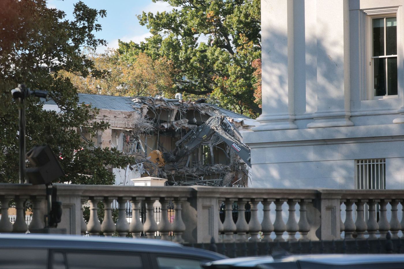 Demolition begins at White House to replace East Wing with Trump ballroom