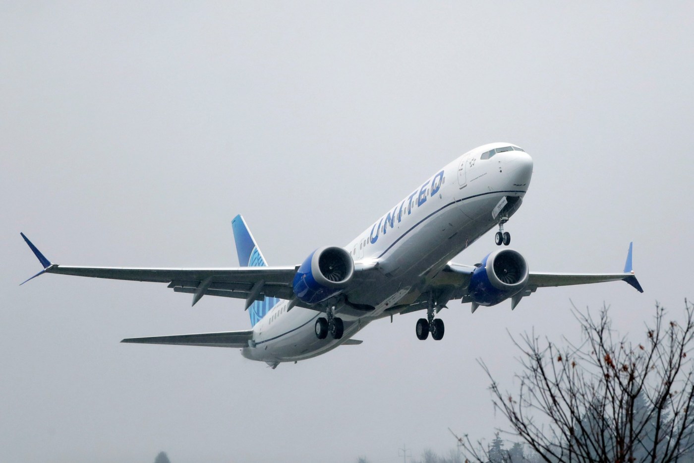 California-bound United Airlines flight diverted after midair windshield crack